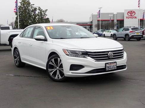 Used 2021 Volkswagen Passat 2.0T SE image 2