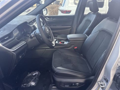 New 2025 Jeep Grand Cherokee Altitude image 12