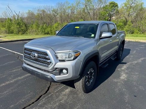 Used 2016 Toyota Tacoma TRD Off-Road w/ Premium & Technology Package image 7