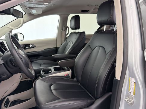 Used 2024 Chrysler Pacifica Touring-L FWD image 5