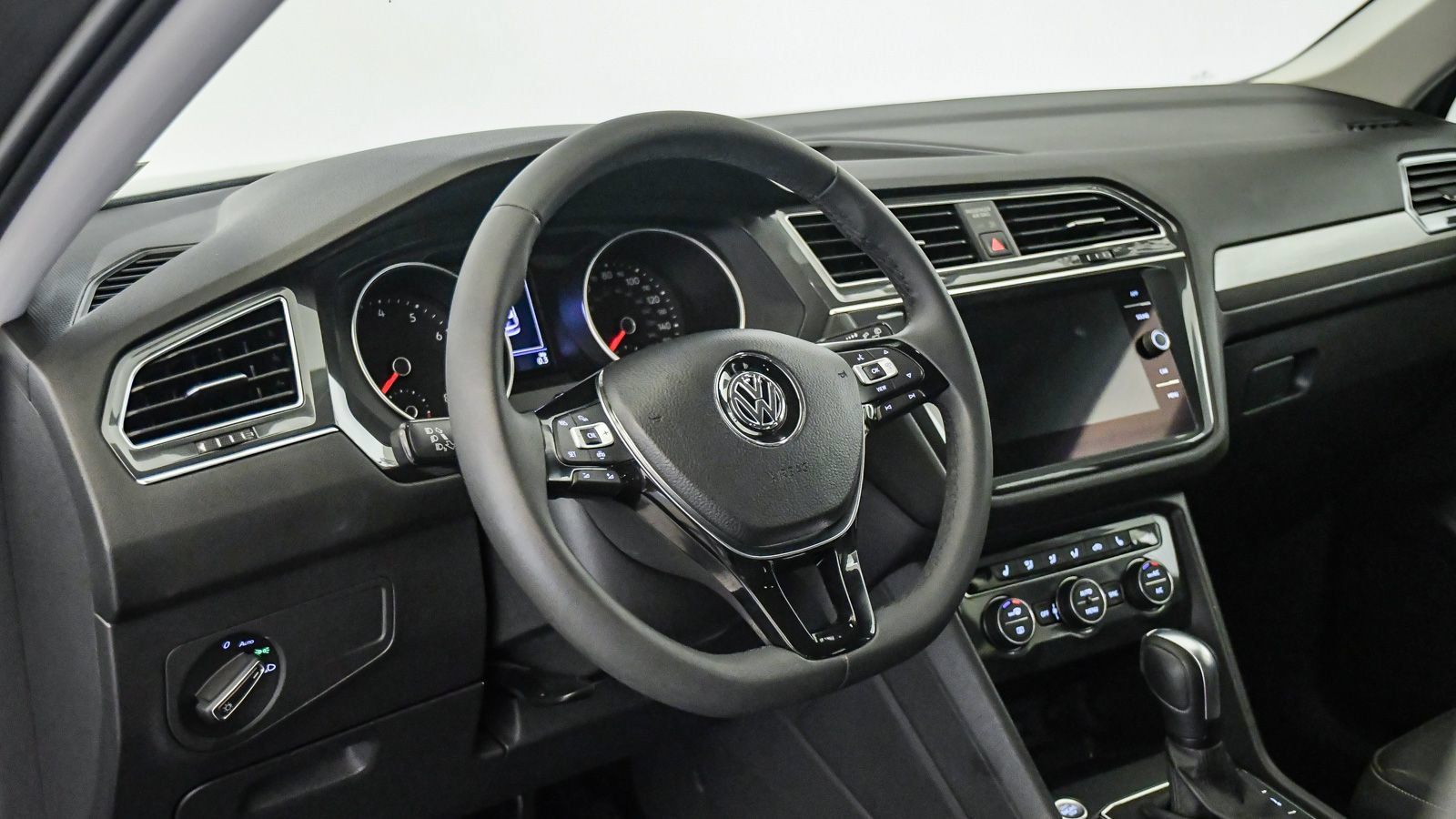 Used 2020 Volkswagen Tiguan SE FWD image 26