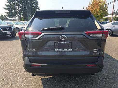 Used 2019 Toyota RAV4 XLE w/ Carpet Mat Package AWD/4WD image 6