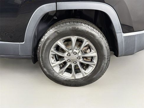 Used 2019 Jeep Cherokee Latitude Plus w/ Comfort/Convenience Group AWD/4WD image 36