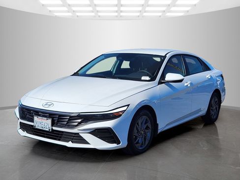 Used 2025 Hyundai Elantra Hybrid FWD image 3