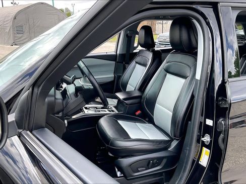 Used 2022 Ford Explorer XLT w/ Equipment Group 202A image 8