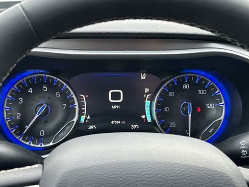 Used 2024 Chrysler Pacifica Touring-L image 25
