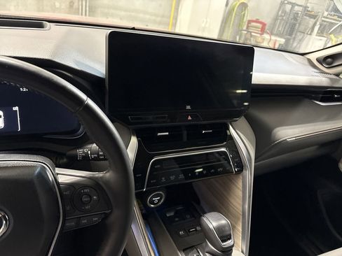 Used 2023 Toyota Venza Limited image 12