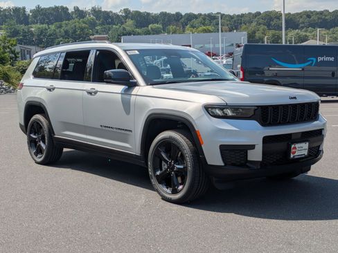 New 2025 Jeep Grand Cherokee L Altitude image 3