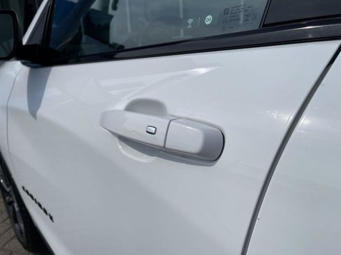 Used 2024 Chevrolet Equinox RS w/ LPO, Floor Liner Package FWD image 11
