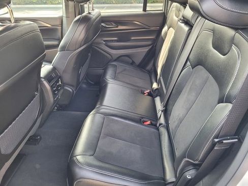 Used 2024 Jeep Grand Cherokee Altitude image 8