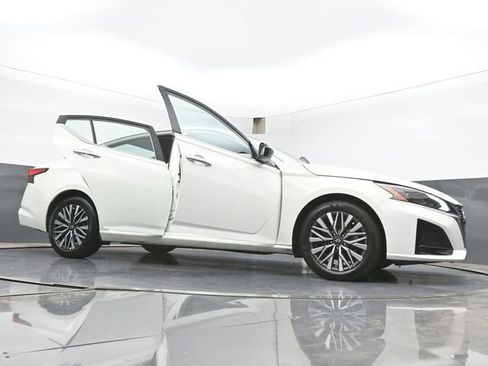 Used 2025 Nissan Altima 2.5 SV FWD image 50