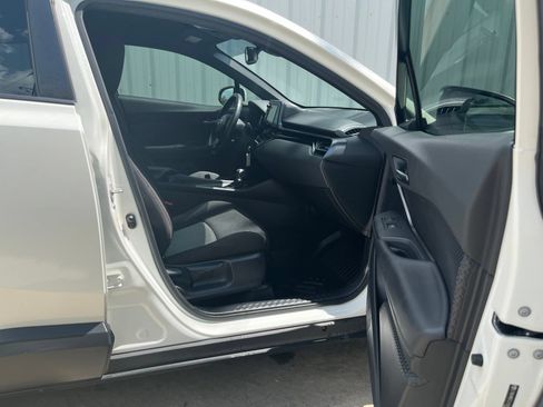 Used 2018 Toyota C-HR XLE FWD image 16