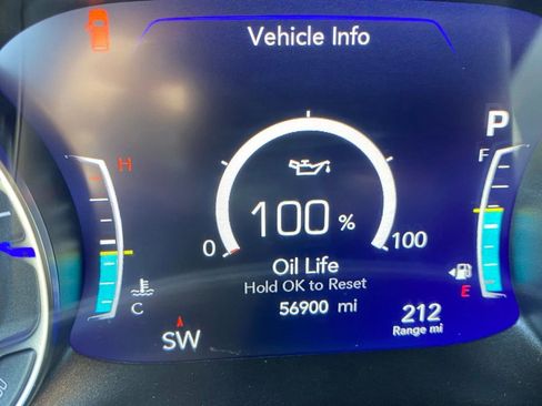 Used 2024 Chrysler Pacifica Touring-L FWD image 5
