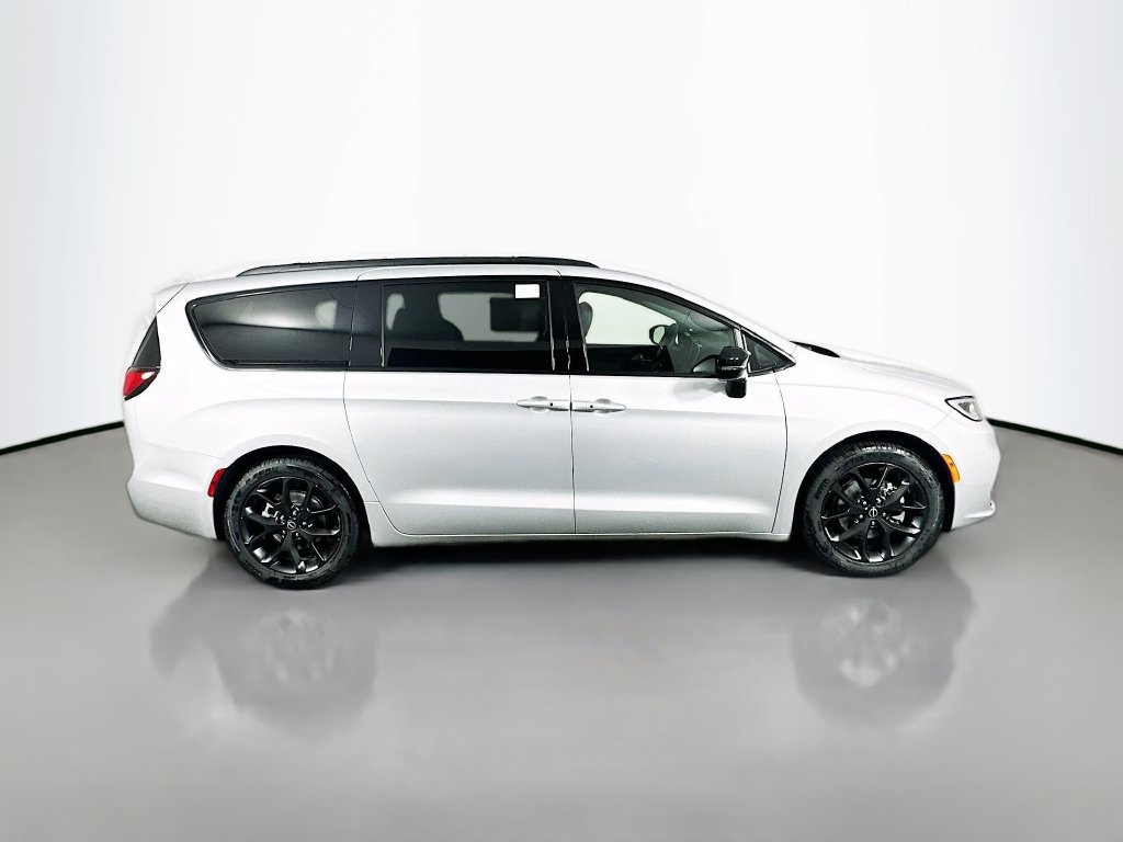 New 2026 Chrysler Pacifica Limited w/ Uconnect Theater Family Group FWD image 8