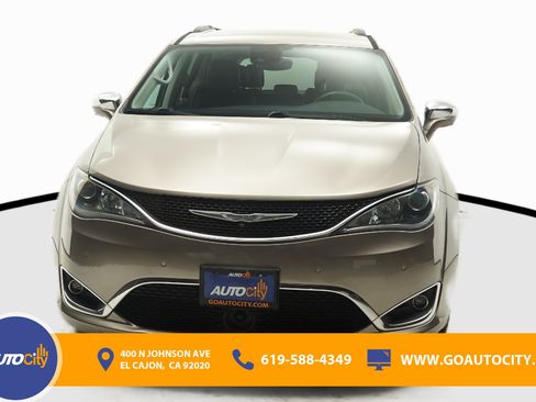 Used 2017 Chrysler Pacifica Limited w/ Advanced Safetytec Group FWD image 4