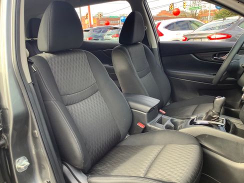 Used 2018 Nissan Rogue S image 16