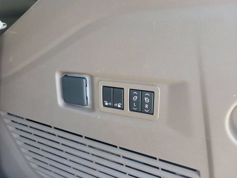 Used 2023 GMC Yukon Denali RWD image 34