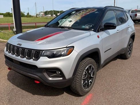 Used 2025 Jeep Compass Trailhawk AWD/4WD image 1