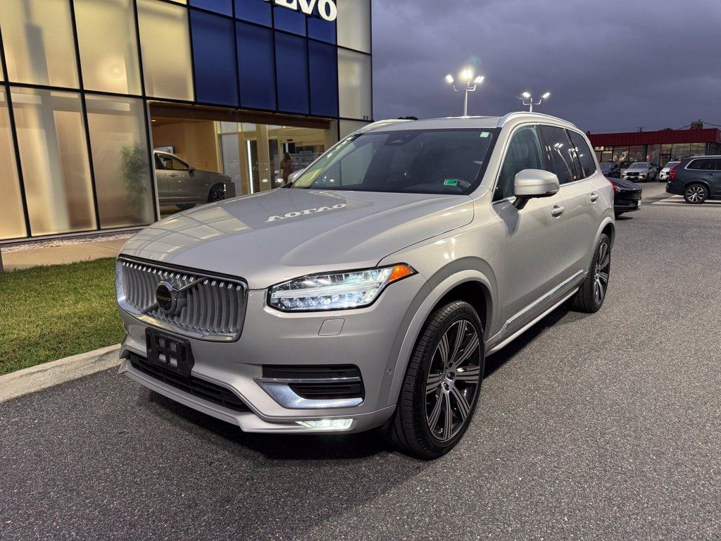 Used 2024 Volvo XC90 B5 Plus AWD/4WD image 3