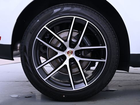 Certified 2025 Porsche Macan image 17