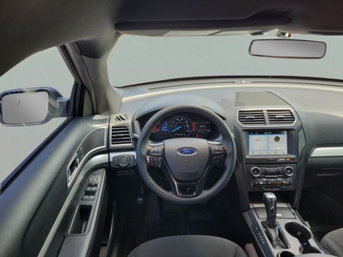 Used 2017 Ford Explorer XLT w/ Equipment Group 201A FWD image 5