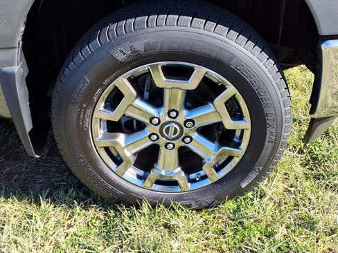 Used 2017 Nissan Titan SV image 10