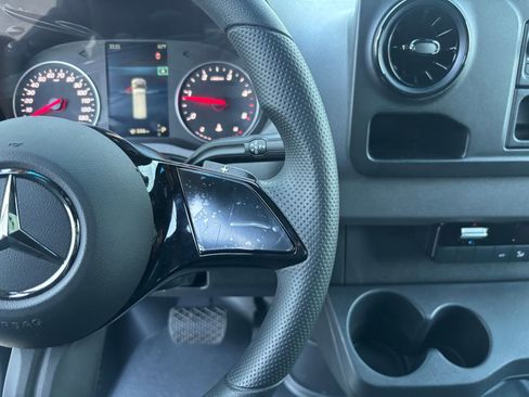 Used 2025 Mercedes-Benz Sprinter 2500 image 18