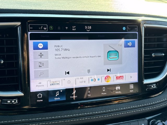 Used 2025 Chrysler Pacifica Limited FWD image 34