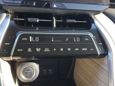 Used 2024 Toyota Venza Limited image 27