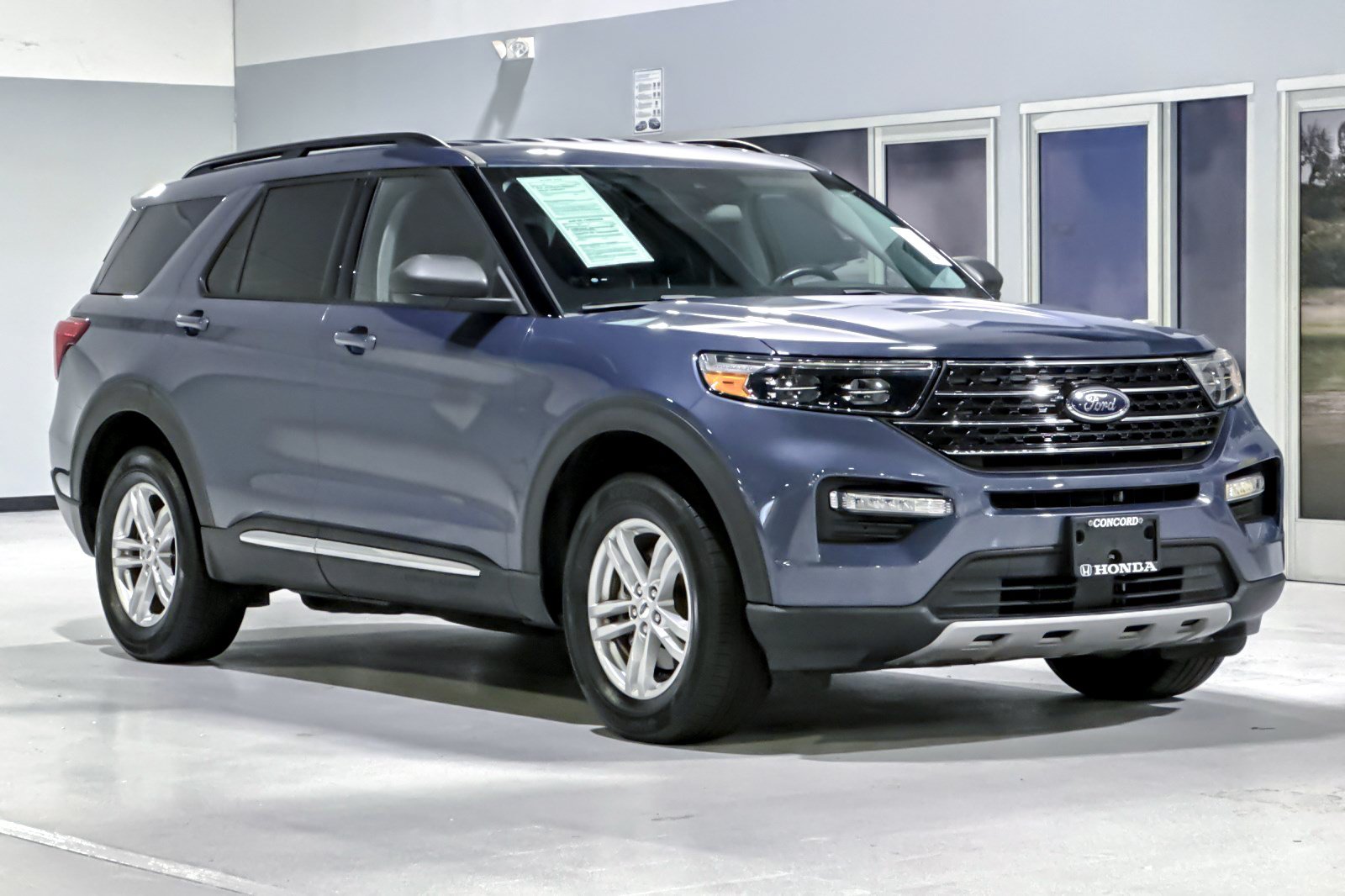 Used 2021 Ford Explorer XLT w/ Equipment Group 202A AWD/4WD image 7