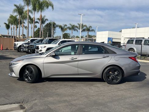 Used 2021 Hyundai Elantra Blue image 2