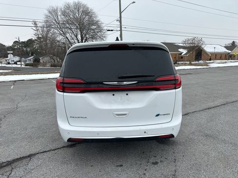 Used 2024 Chrysler Pacifica Select image 6