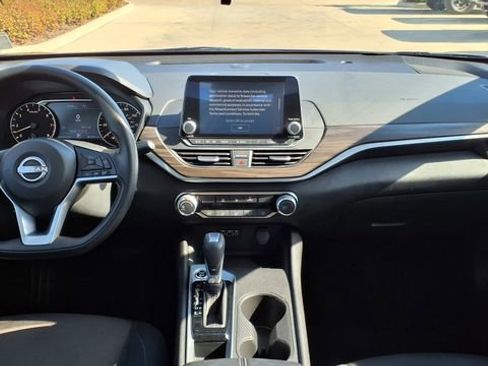 Used 2025 Nissan Altima 2.5 SV FWD image 19