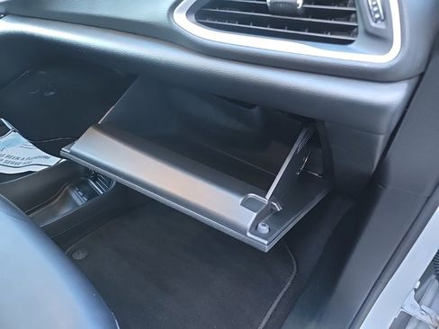 Used 2025 Chrysler Pacifica Select image 70