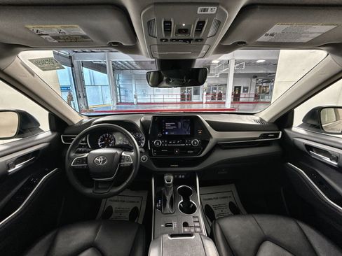 Used 2024 Toyota Highlander LE image 22