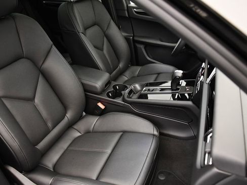 Used 2025 Porsche Macan image 50