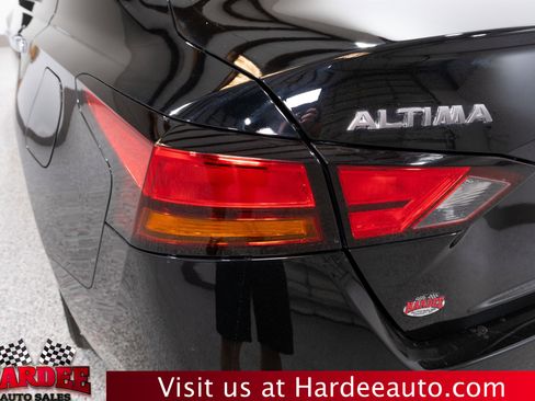 Used 2024 Nissan Altima 2.5 SV FWD image 9