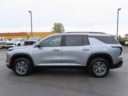 Used 2025 Chevrolet Traverse LT AWD/4WD image 4