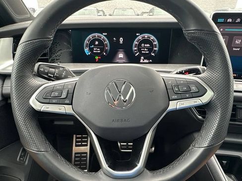 Certified 2025 Volkswagen Tiguan SE R-Line AWD/4WD image 40