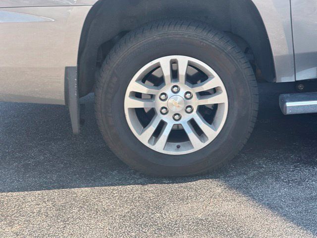 Used 2018 Chevrolet Suburban LT w/ Luxury Package AWD/4WD image 10