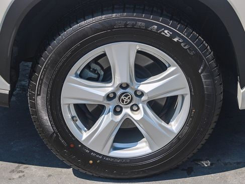 Used 2021 Toyota Highlander L FWD image 12