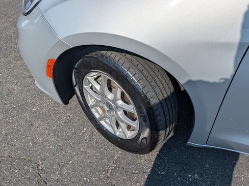 Used 2024 Chrysler Pacifica Touring-L FWD image 3