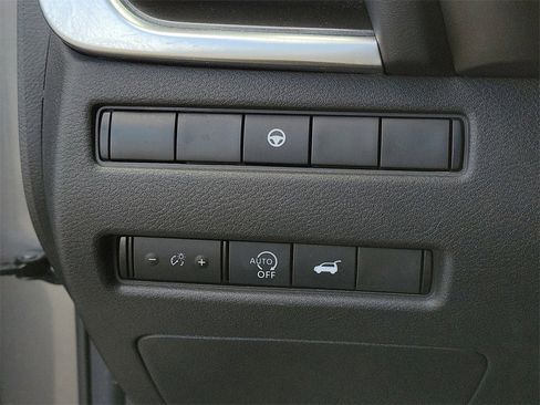 Used 2024 Nissan Rogue SV image 32