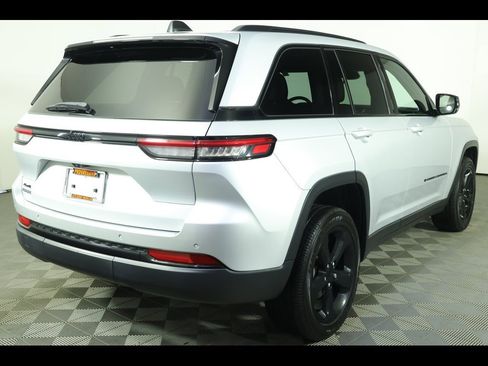 Used 2023 Jeep Grand Cherokee Altitude image 13