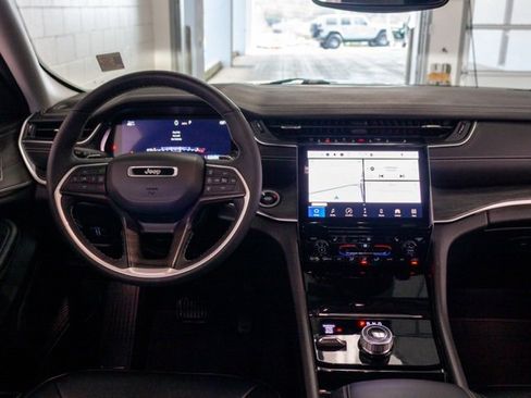 Used 2023 Jeep Grand Cherokee Limited w/ Black Appearance Package image 9