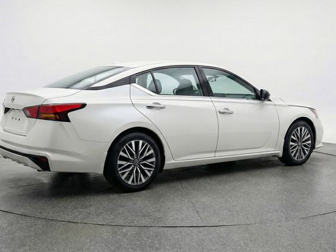 Used 2025 Nissan Altima 2.5 SV image 9