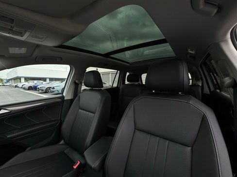 Used 2023 Volkswagen Tiguan SE w/ Panoramic Sunroof Package FWD image 18