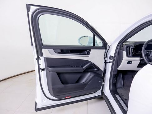 Certified 2025 Porsche Cayenne E-Hybrid Coupe AWD/4WD image 23