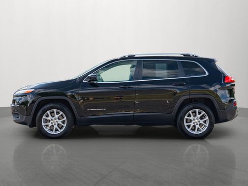Used 2017 Jeep Cherokee Latitude w/ Cold Weather Group AWD/4WD image 5