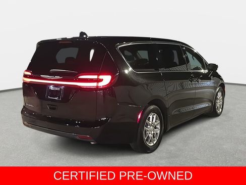 Used 2025 Chrysler Pacifica Select FWD image 5